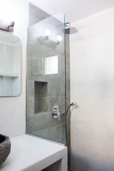 White Wave Villa, 3Min Walk From Beach Kamári エクステリア 写真