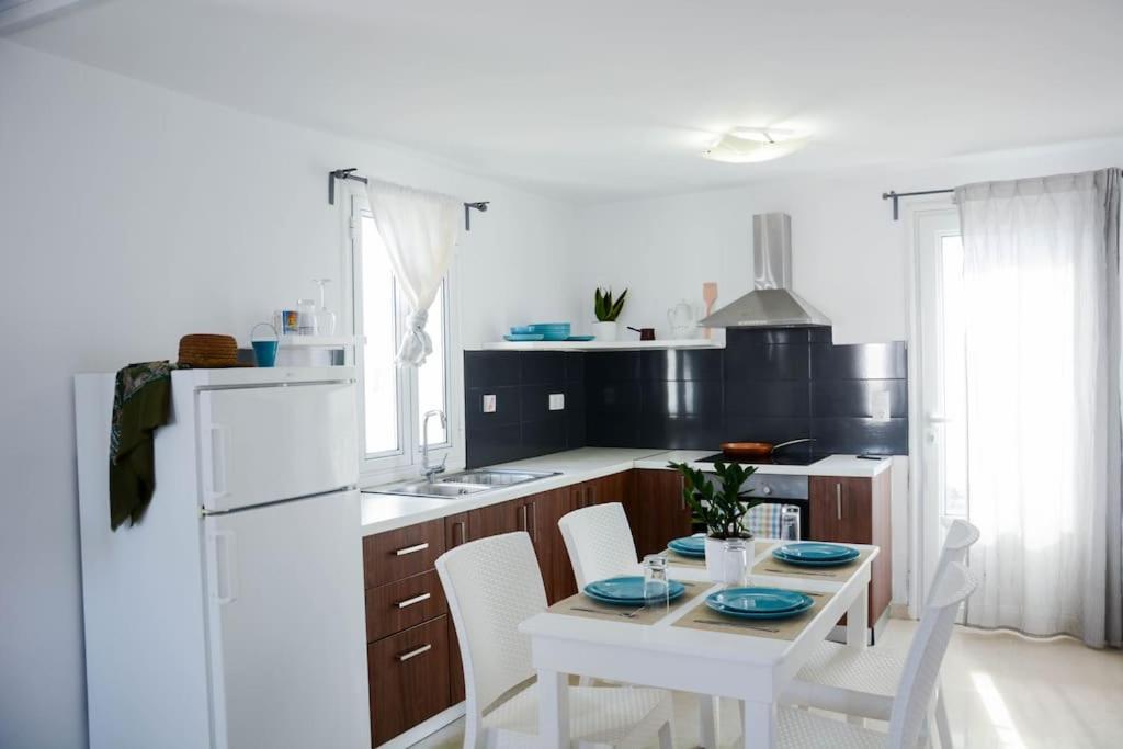 White Wave Villa, 3Min Walk From Beach Kamári エクステリア 写真