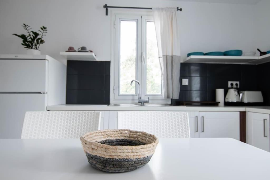 White Wave Villa, 3Min Walk From Beach Kamári エクステリア 写真